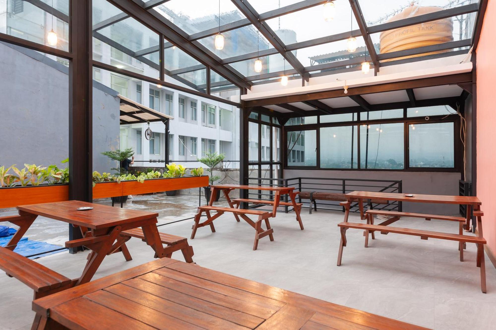 Sans Hotel Suryakencana Bogor Exterior foto